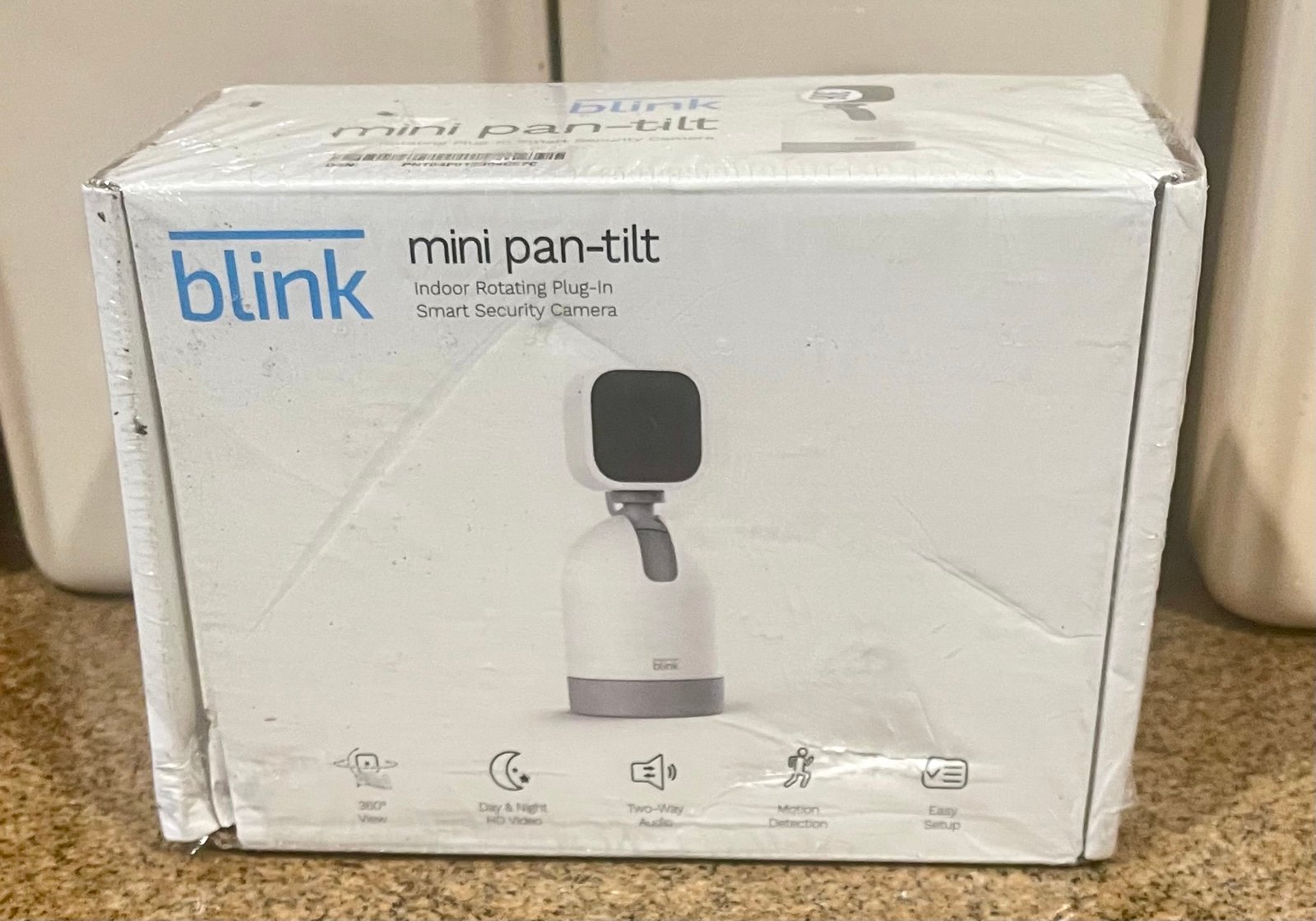 Blink Mini Pan-Tilt Camera (newest model), Rotating indoor plug-in camera