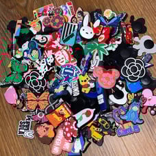 Croc cbarms 200 pieces random ! PRICE FIRM