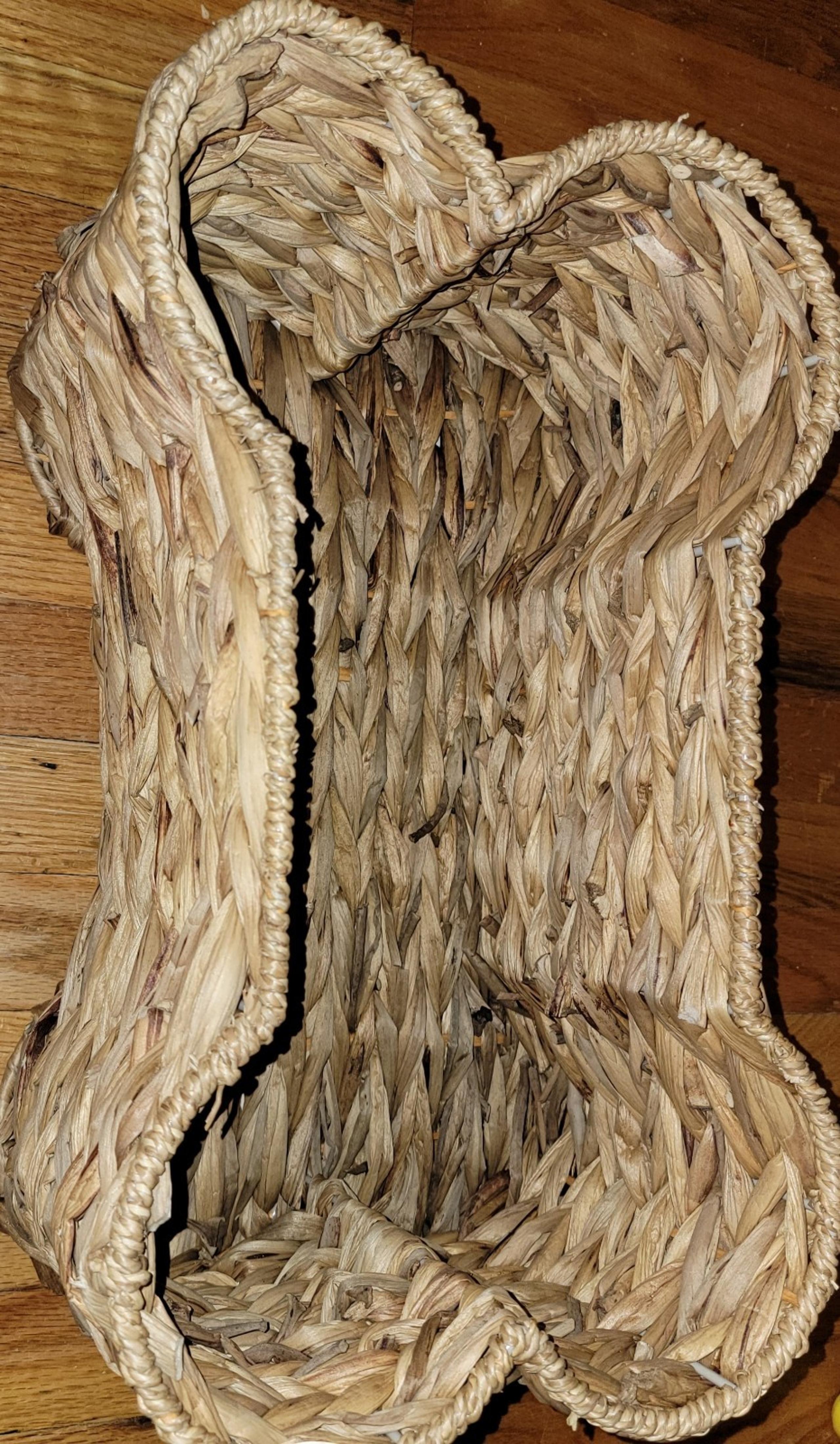 NWT Masterpiece Art Gallery Woven Bone-shaped decorative basket - Natural