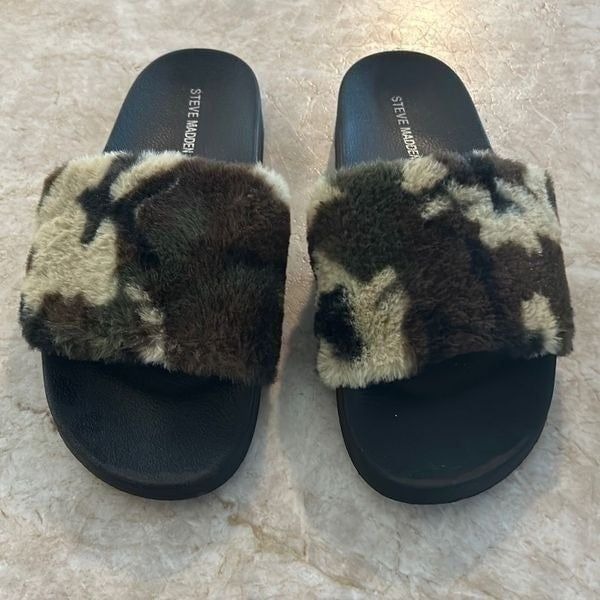 STEVE MADDEN Camo Fuzzy Sandals