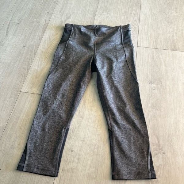 Lululemon free runner crop leggings size 6