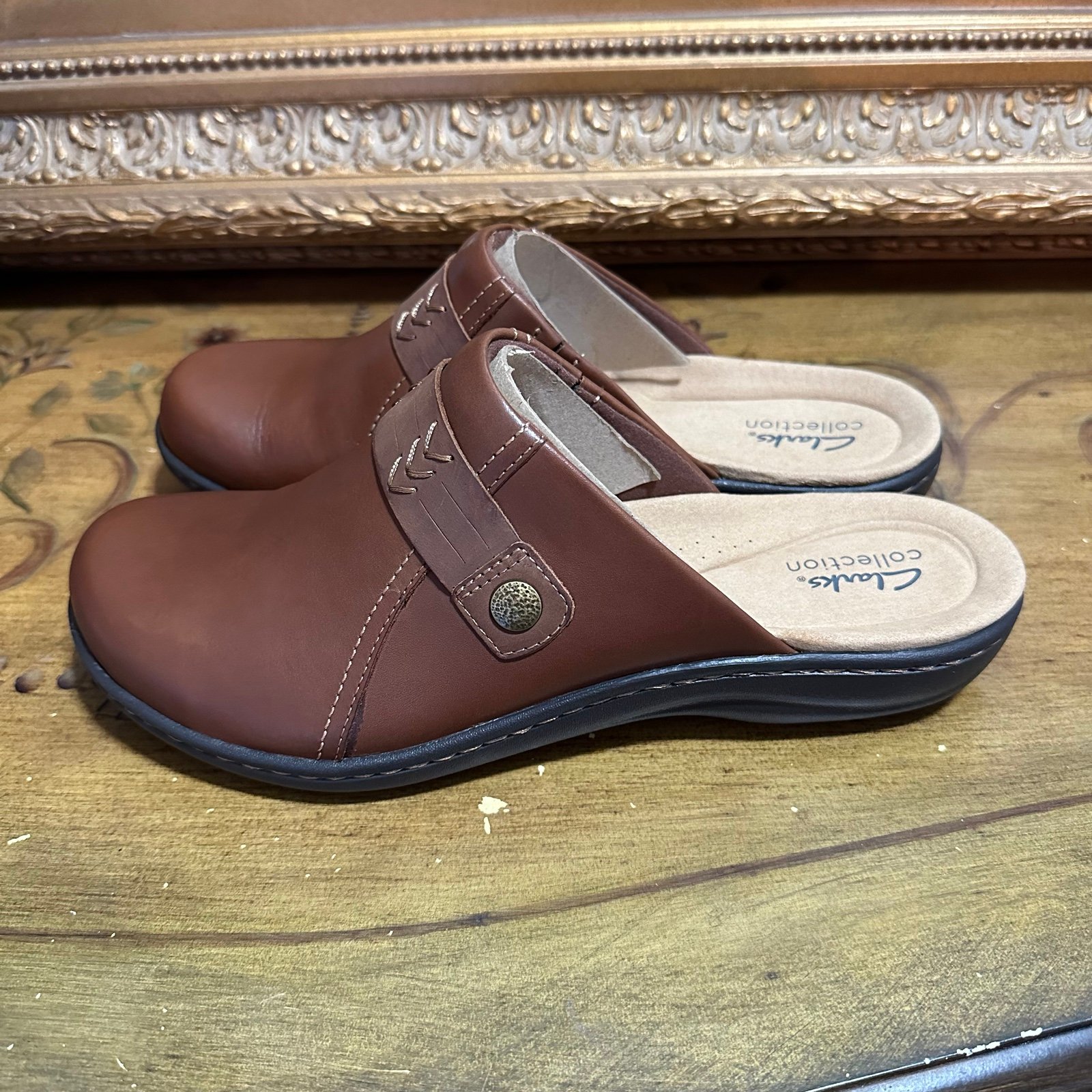 CLARKS LEISA SADIE LEATHER 26128999 WOMENS BROWN FLIP-FLOPS SANDALS SHOES Sz 10M