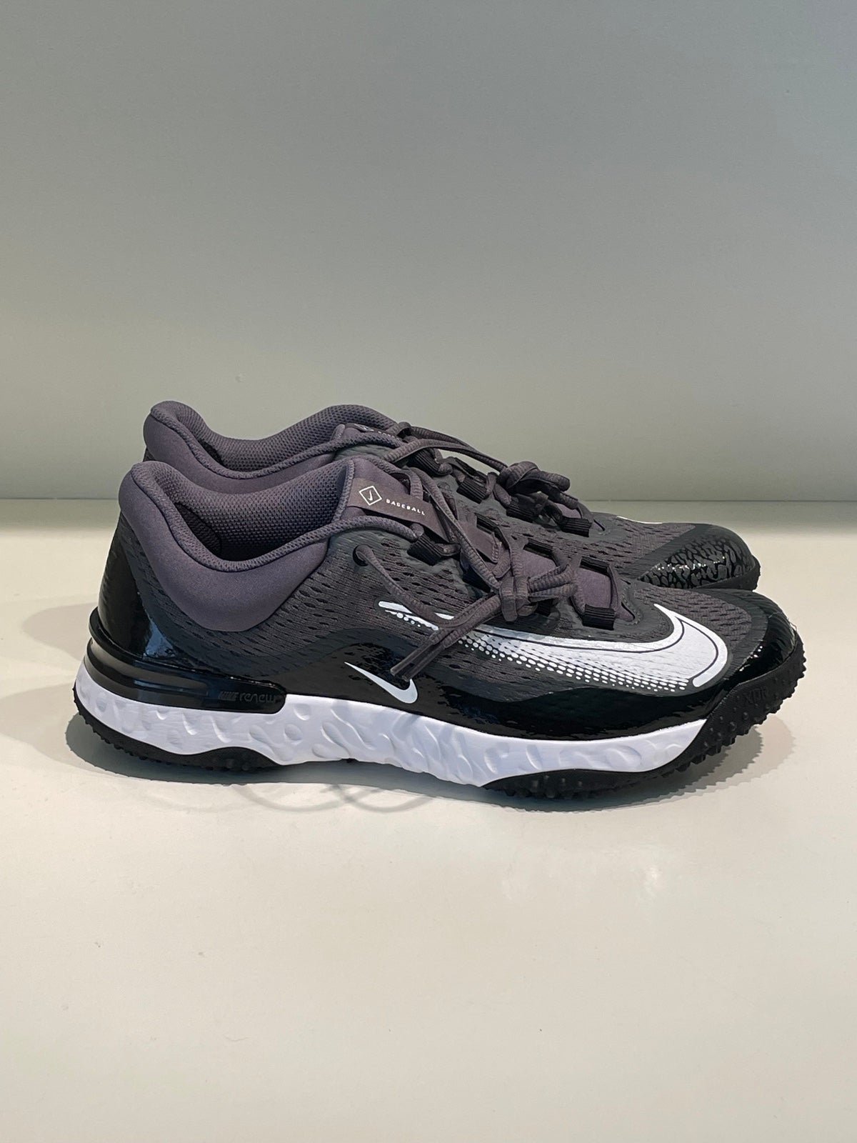 Nike Alpha Huarache Elite 4 TF ‘Black White’ (size us mens 8.5/wmns 10)