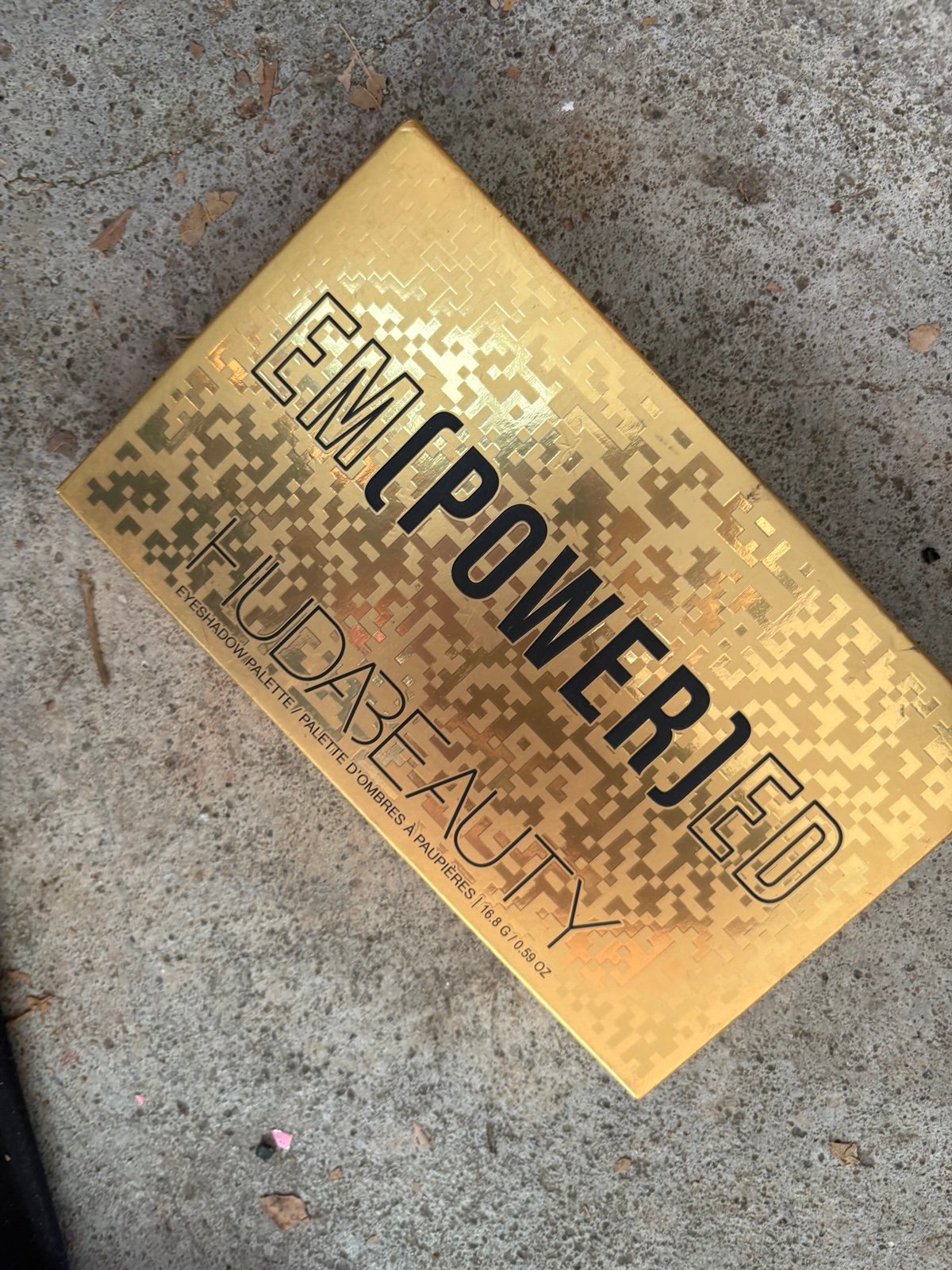 Huda Beauty empowered eyeshadow palette