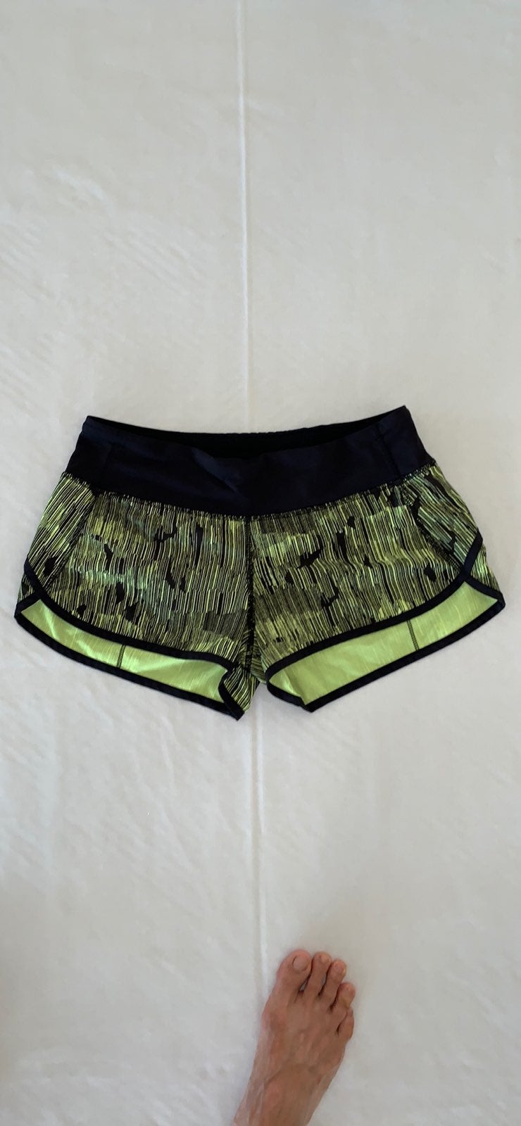 Lululemon Neon Lime Grn/Blk 2.5” Speedy