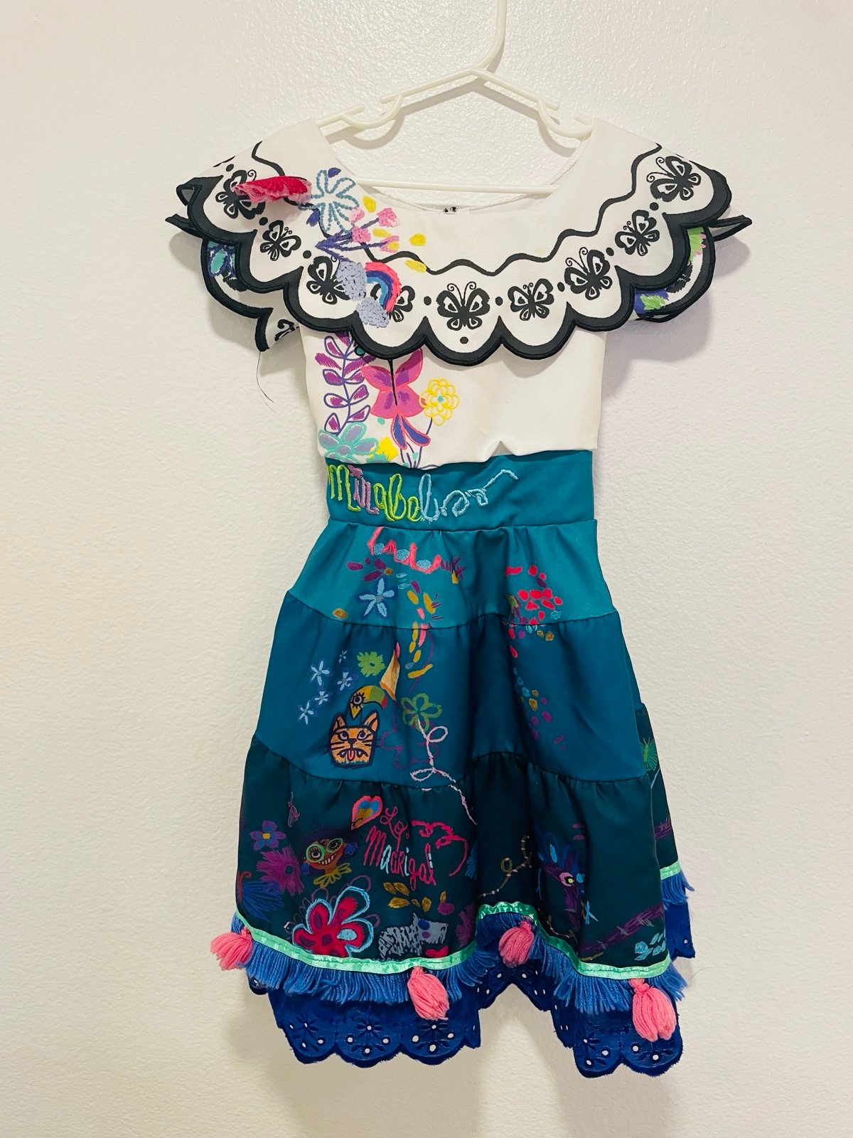Disney Store Encanto Mirabel Costume Size 3