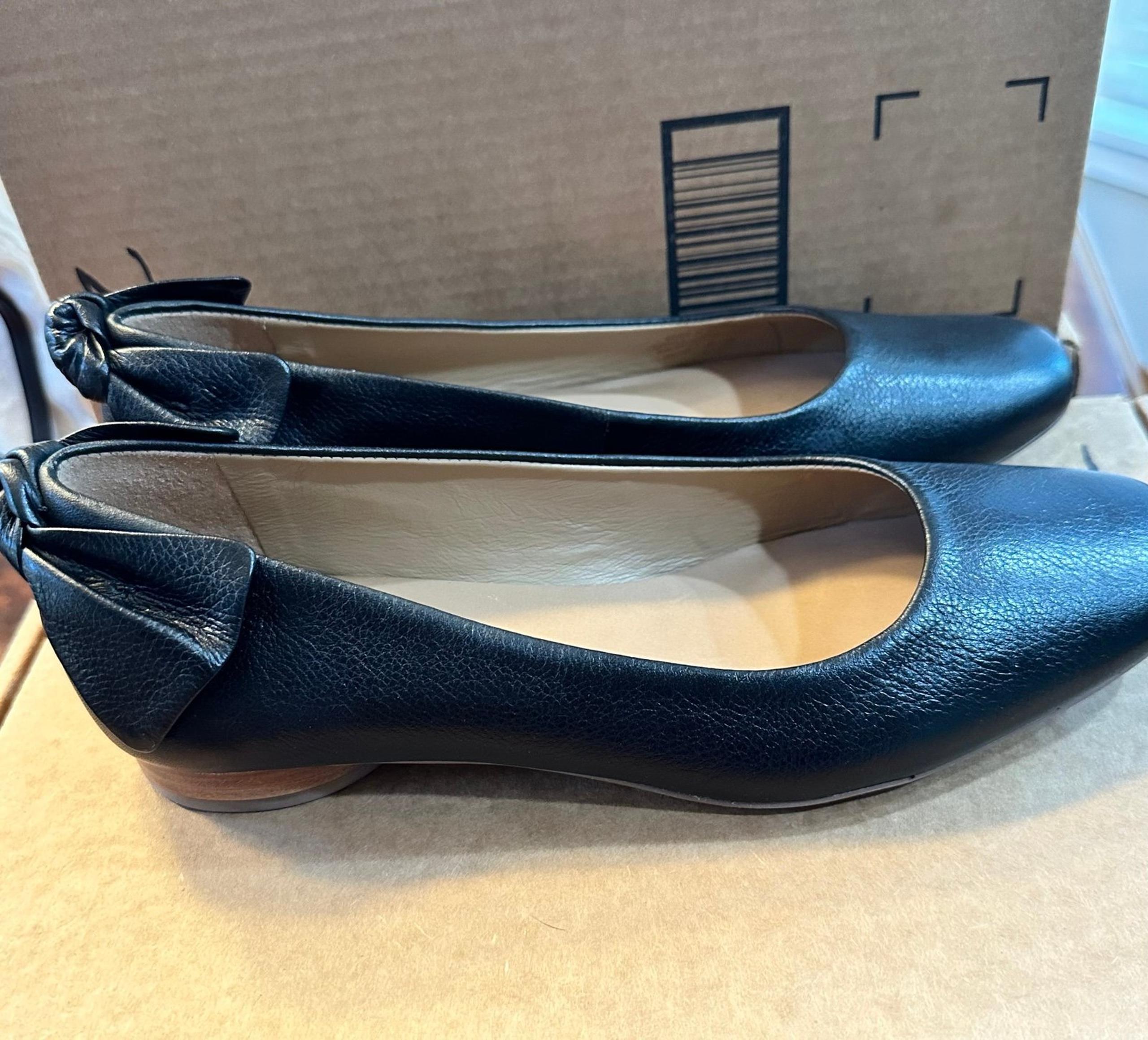 NWB Bernardo leather flat shoes size 8.5 ( Eloise bow)