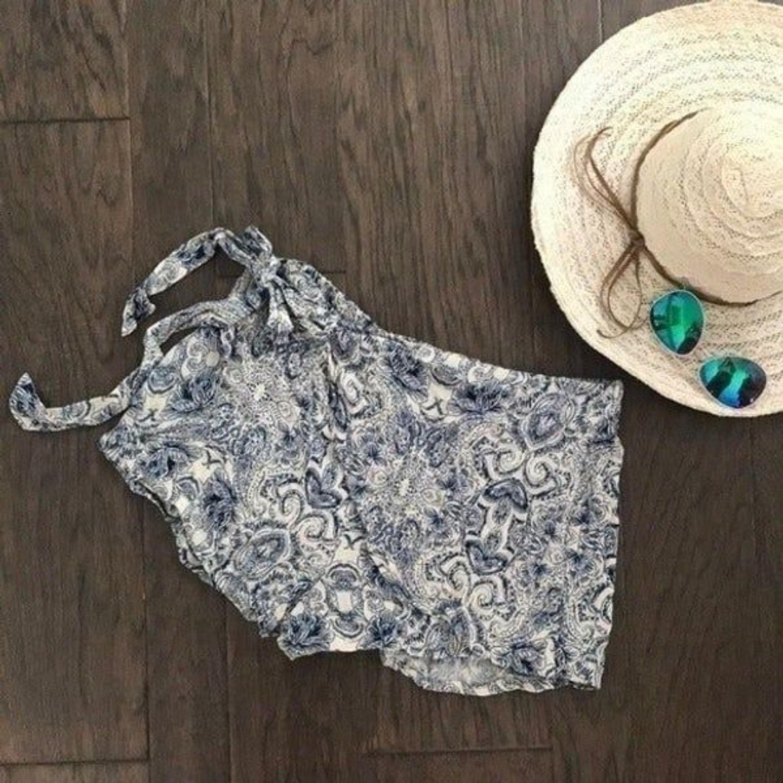 Boom Boom Jeans (Francesca's) Medium Boho White & Blue Paisley Sarong Shorts