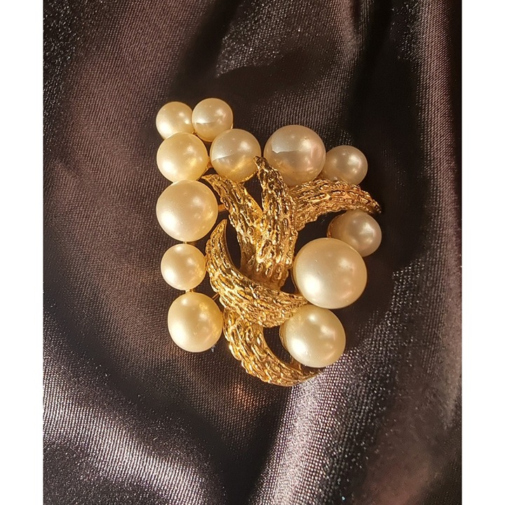 Vintage Crown 1960's TRIFARI Gold Tone Faux Pearl Floral Leaf Brooch