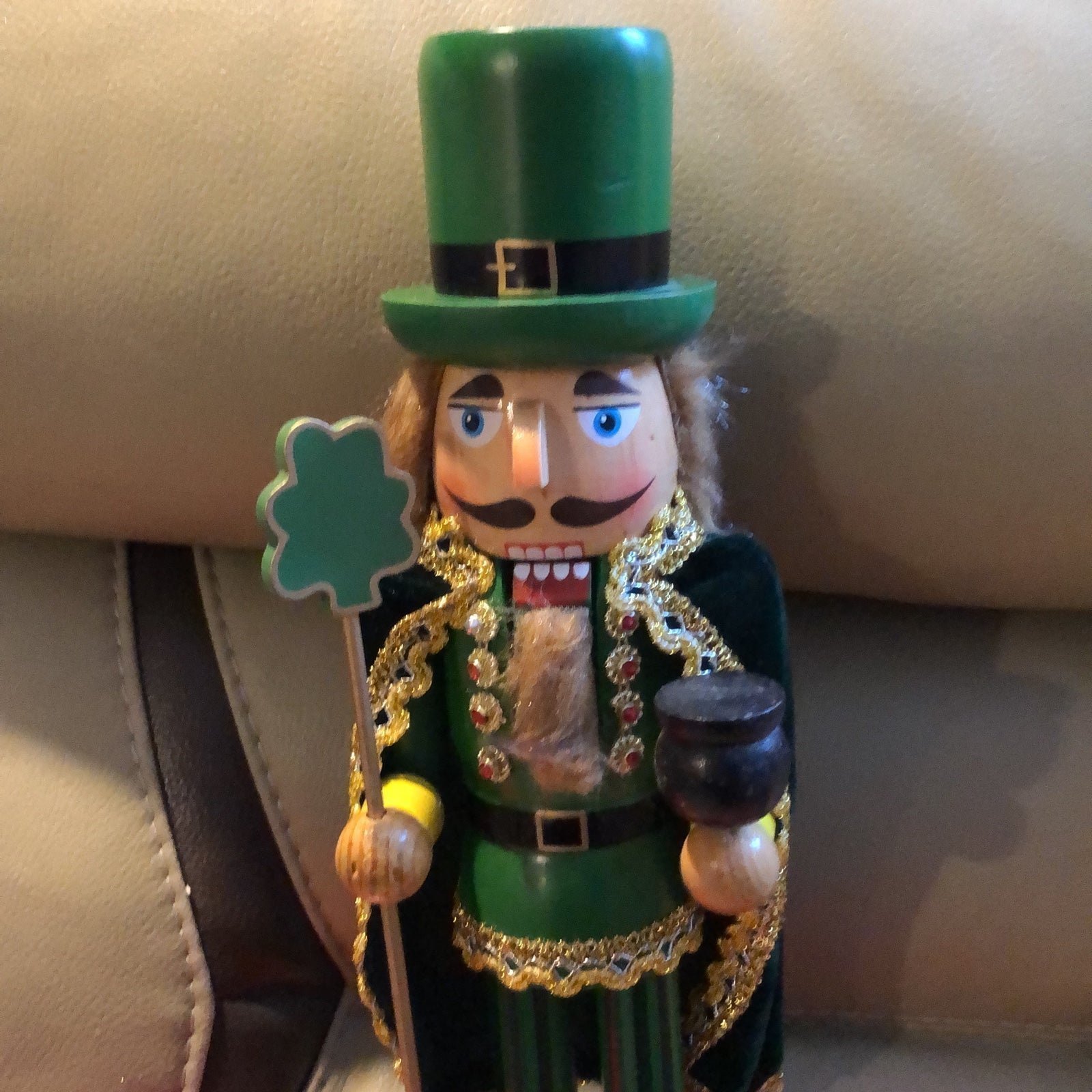 NEW VINTAGE CAPPED IRISHMAN WOODED DORATIVE COLLECTIBLE NUTCRACKER STANDS 14”
