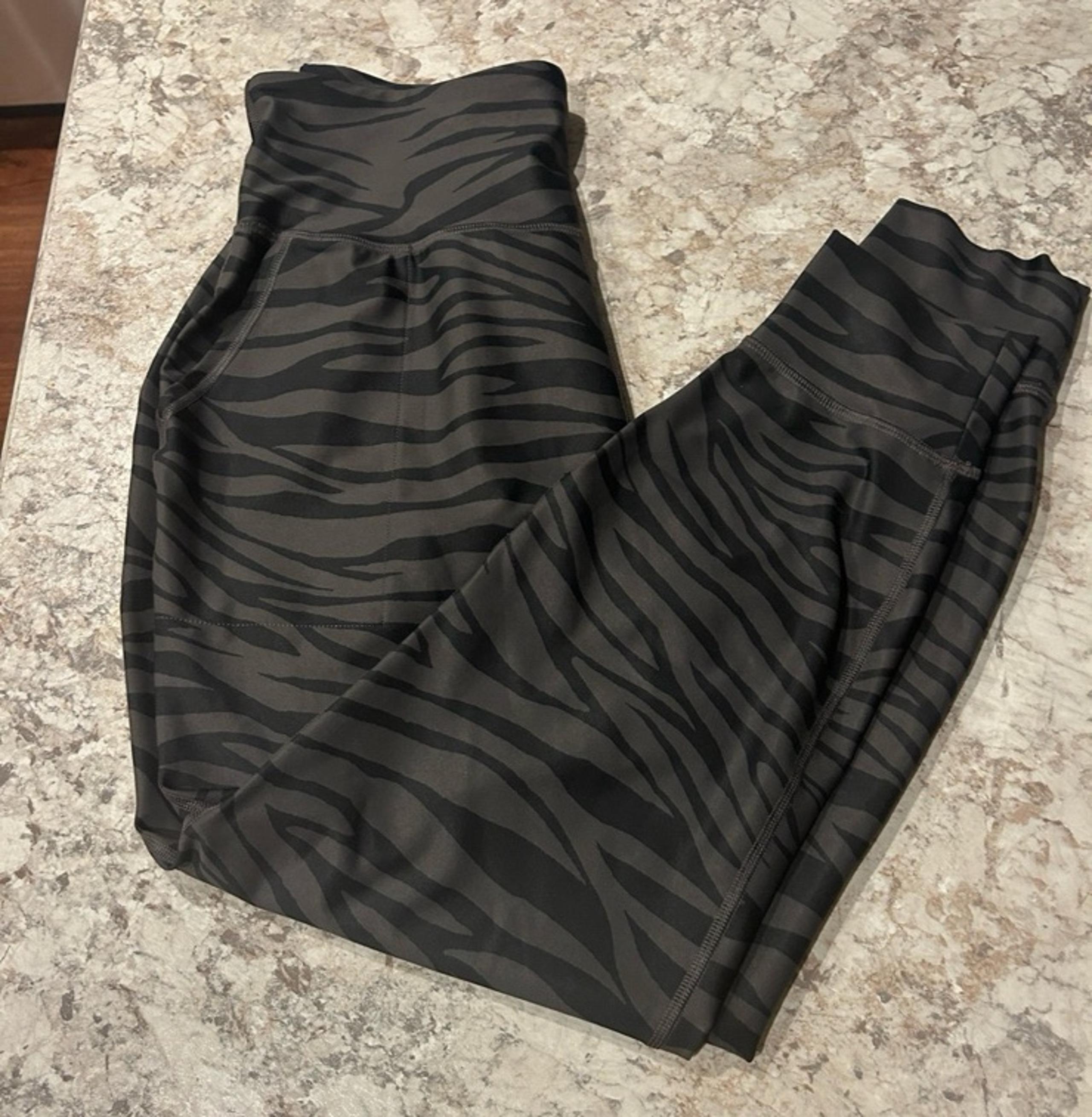 Old Navy Women's Black Zebra Powersoft Joggers Size Large