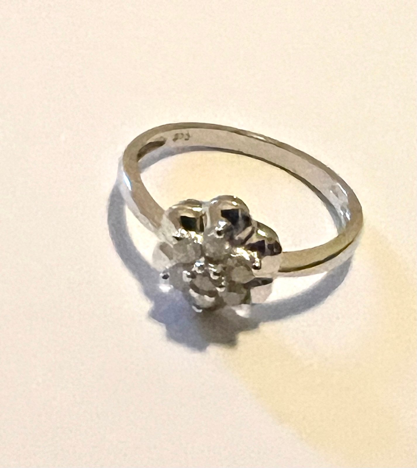 Like New 10K White Gold .22ct Diamond Flower Ring Size 6.75 2.08g