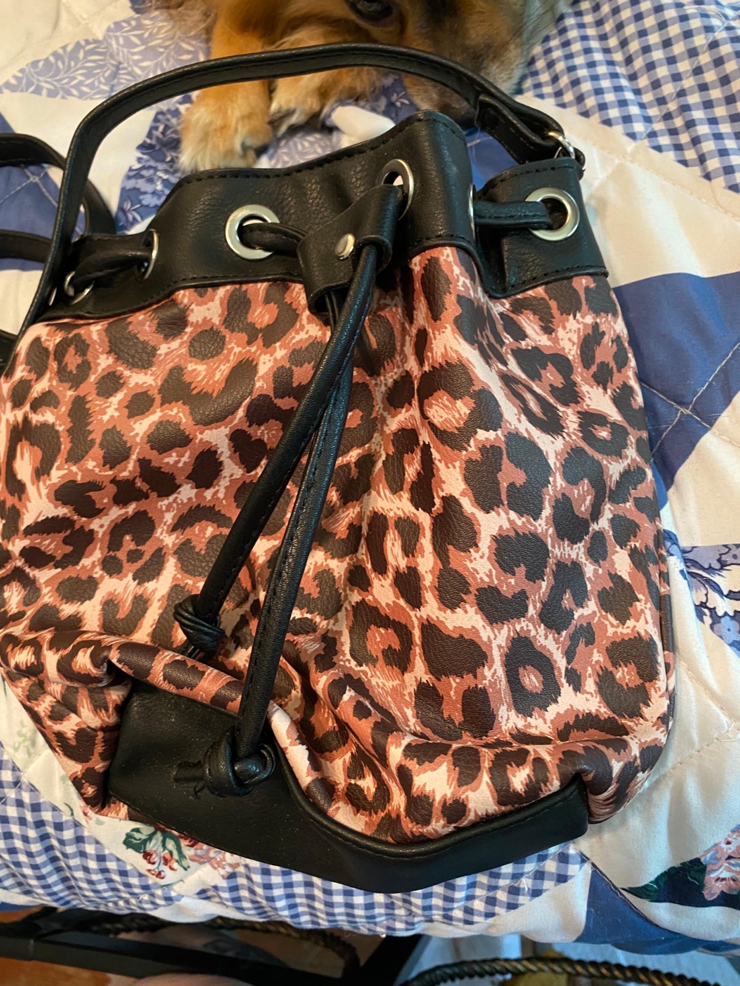 No Boundaries Magnetic Clasp Hand Bag/ Cross Body Purse