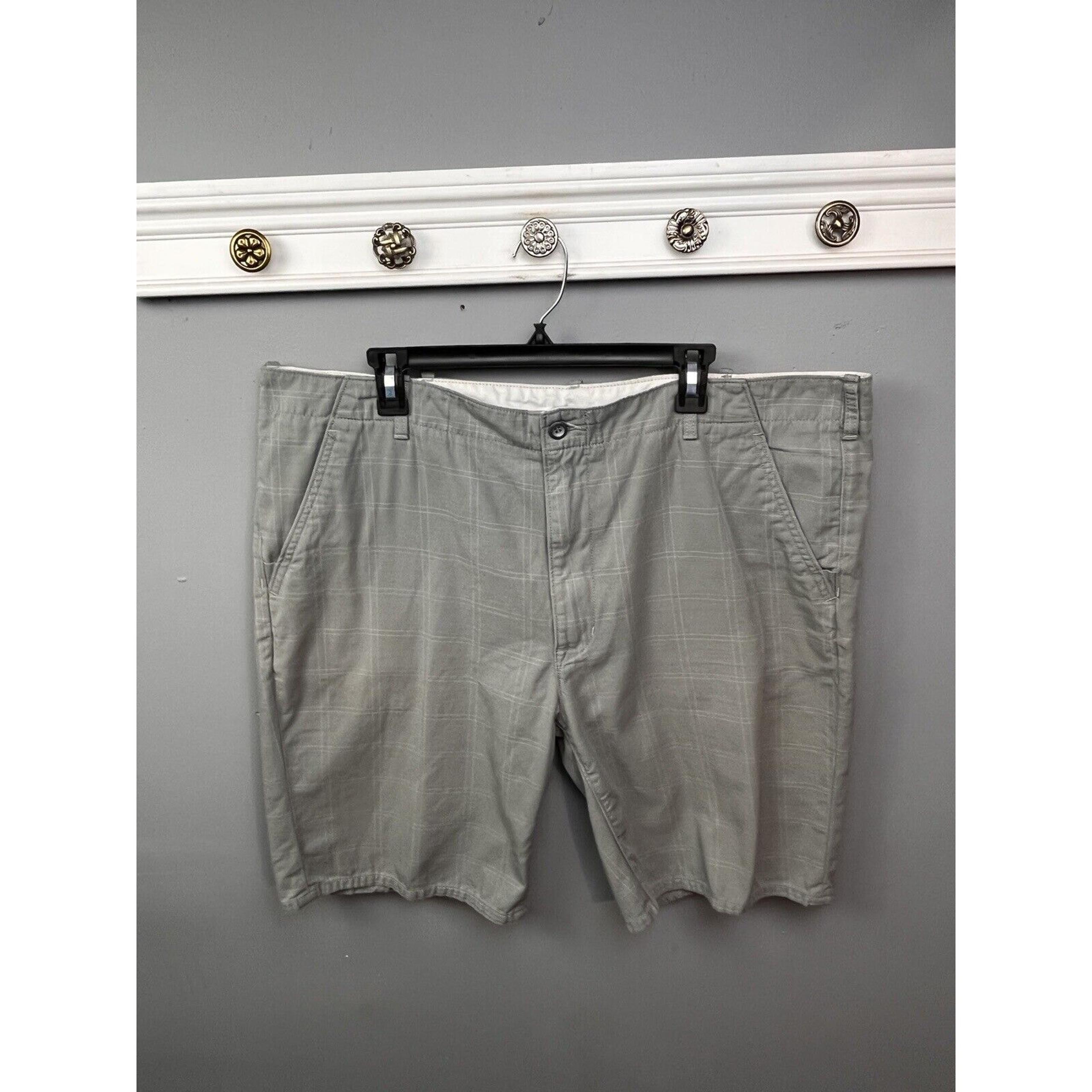 Levi's Shorts Mens 42 Flat Front Gray Grey Bermuda Plaid Outdoor Casual Cotton