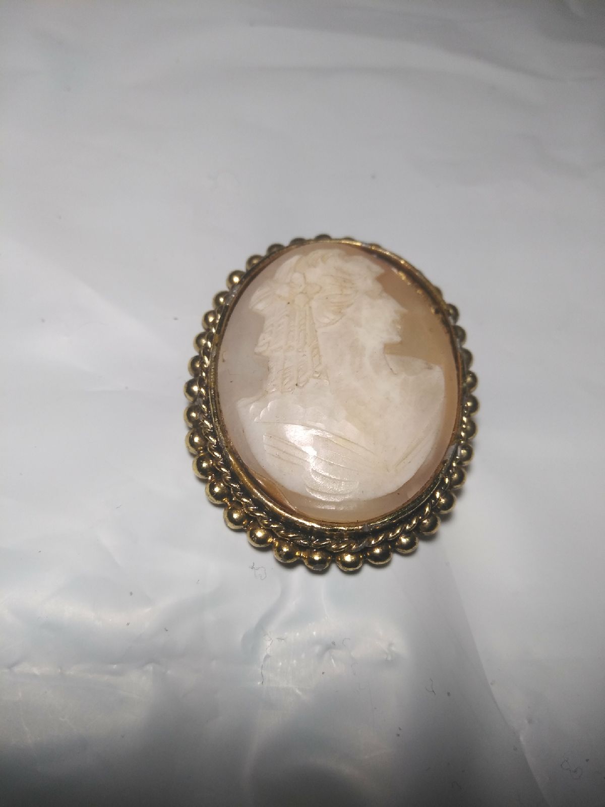 LIGHT PINK AGATE OVAL CAMEO BROOCH