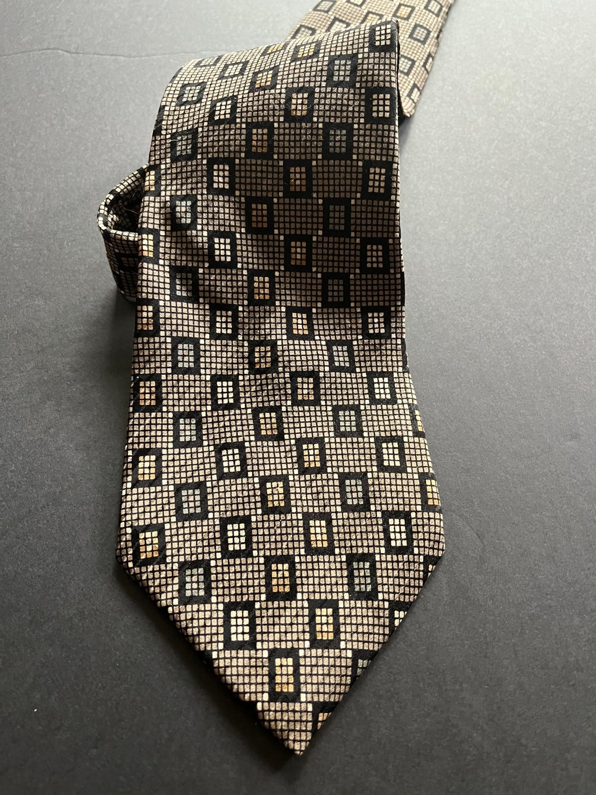 NUBIO Tie