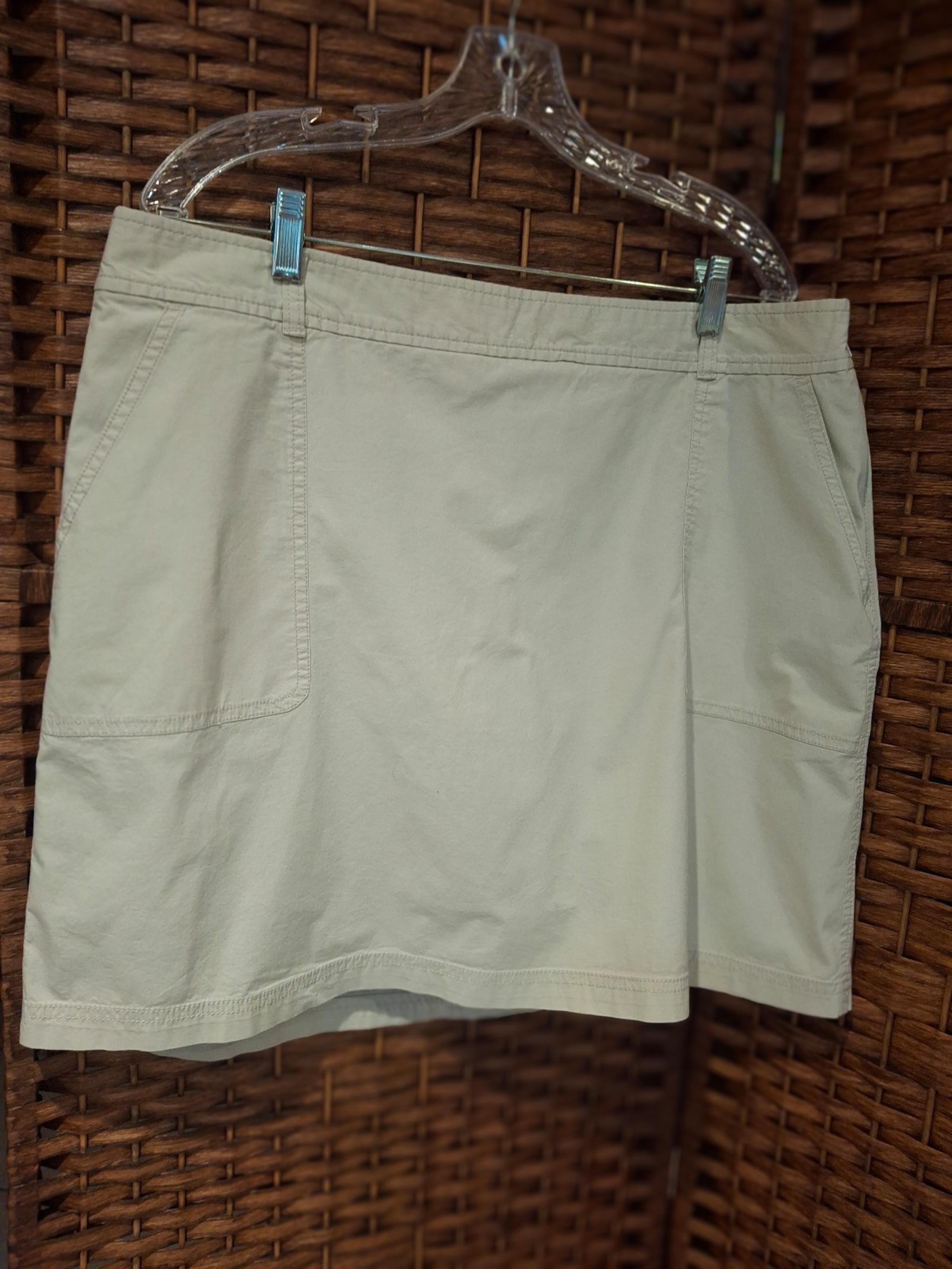 Dockers women's beige Skortd size 16 Great pre-owned condition