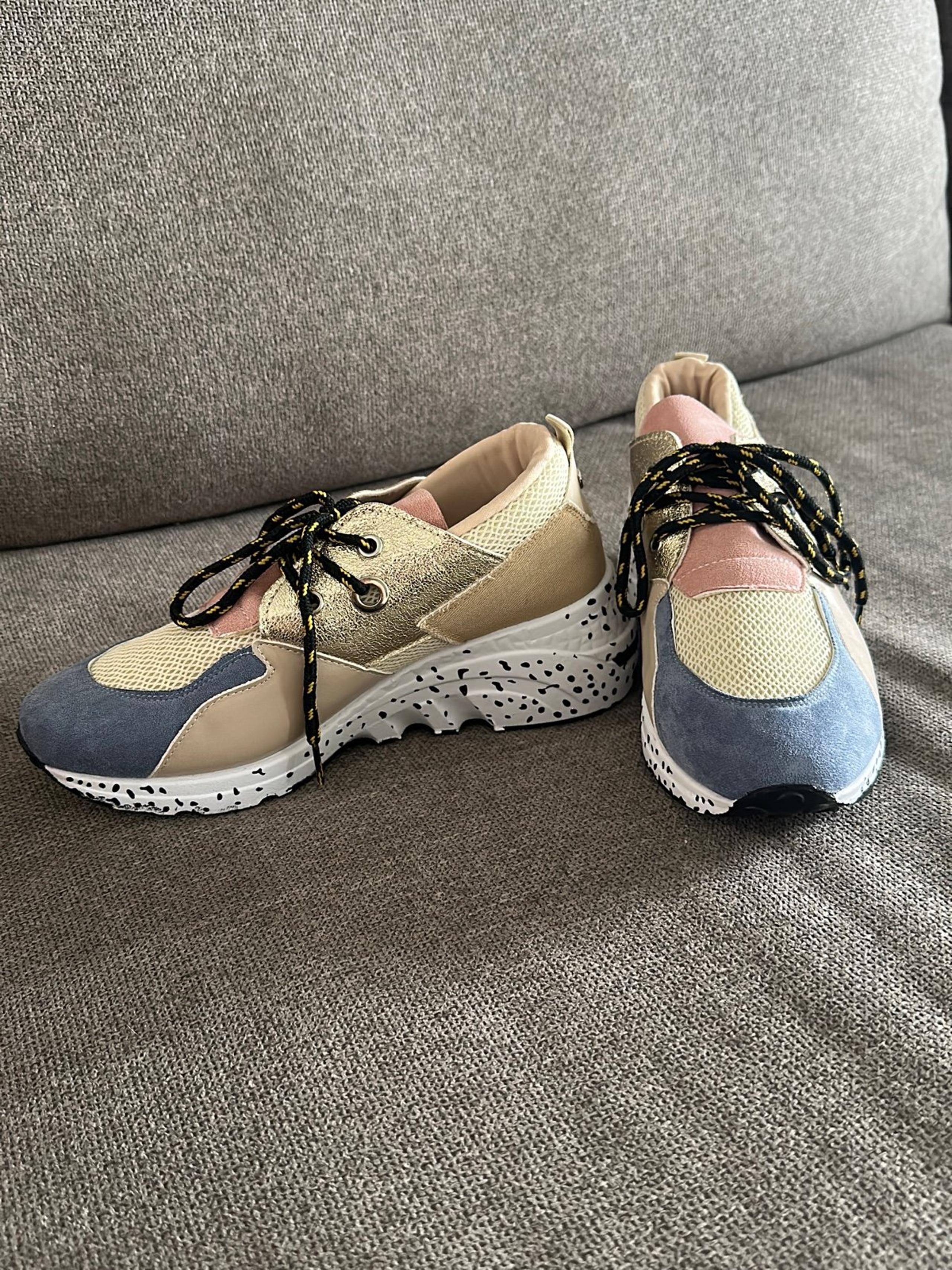 FOREVER 21 fashion sneakers
