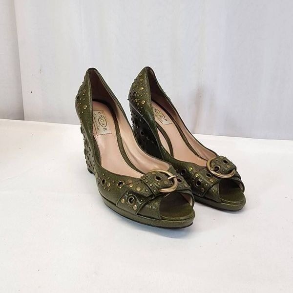 Oscar by Oscar de la Renta Leather Green Studded Wedges Heel in size 7.5