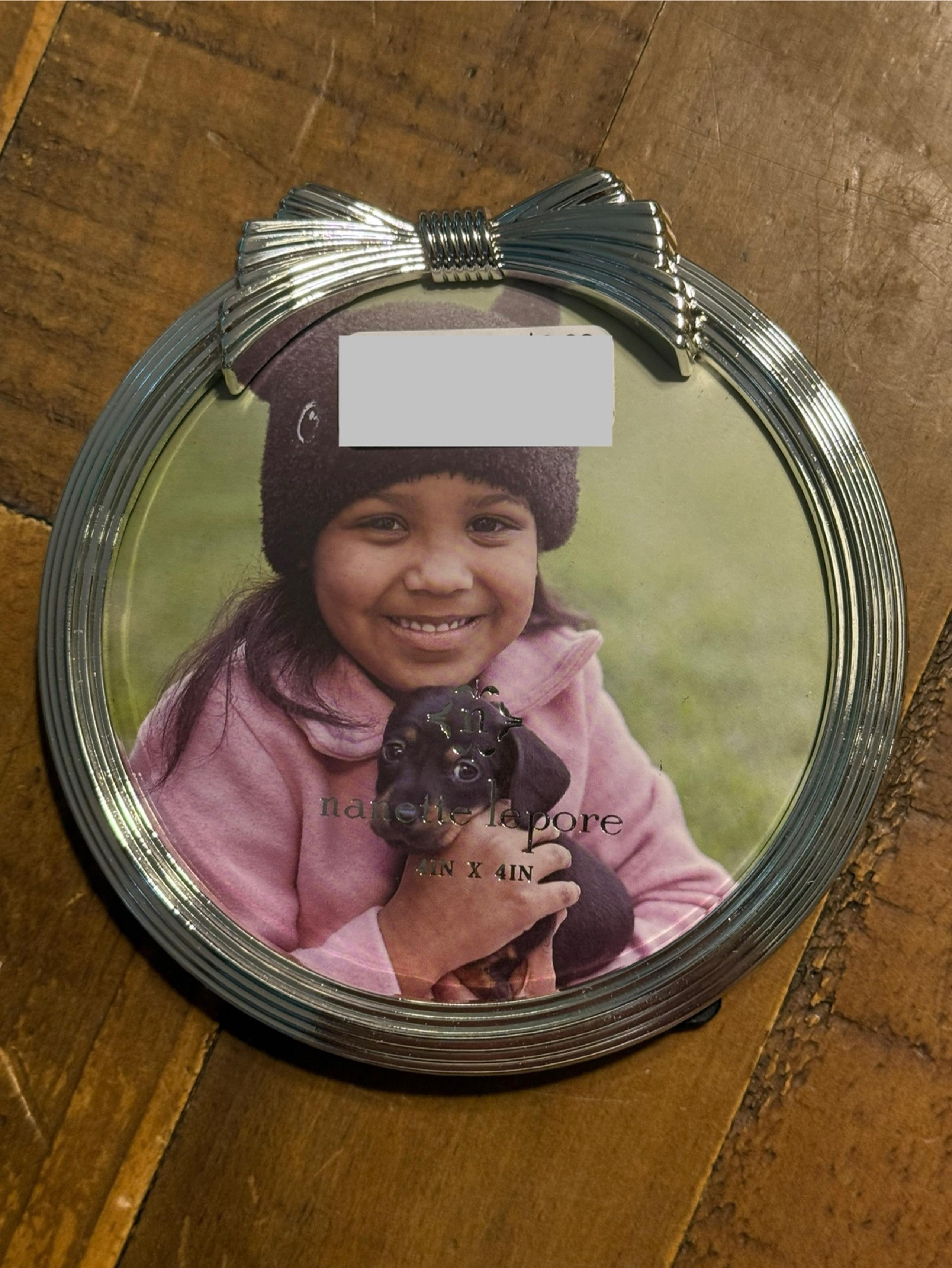 NANETTE LEPORE ROUND SILVER 4x4 PICTURE FRAME WITH BOW