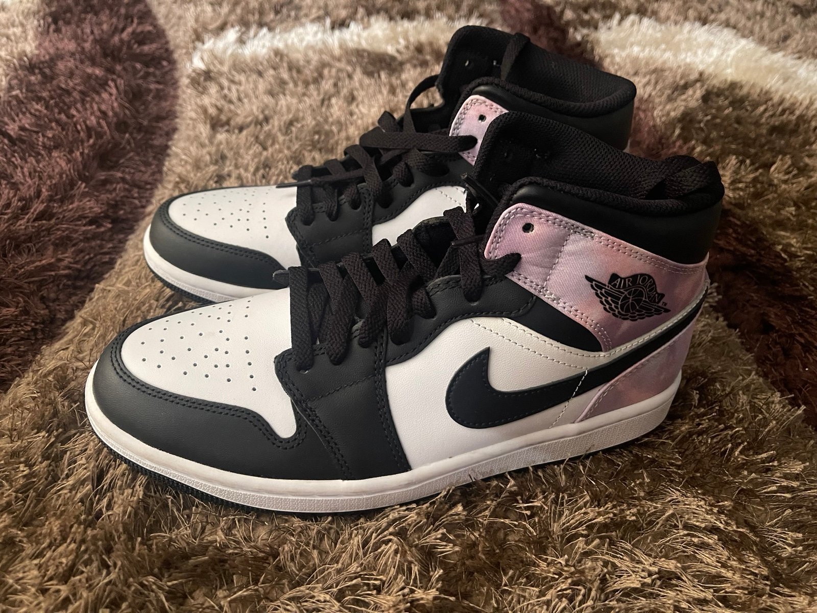 Womans Nike Air Jordan’s 1 Mid Bleached Coral white Size Men's 8 Woman's size 10
