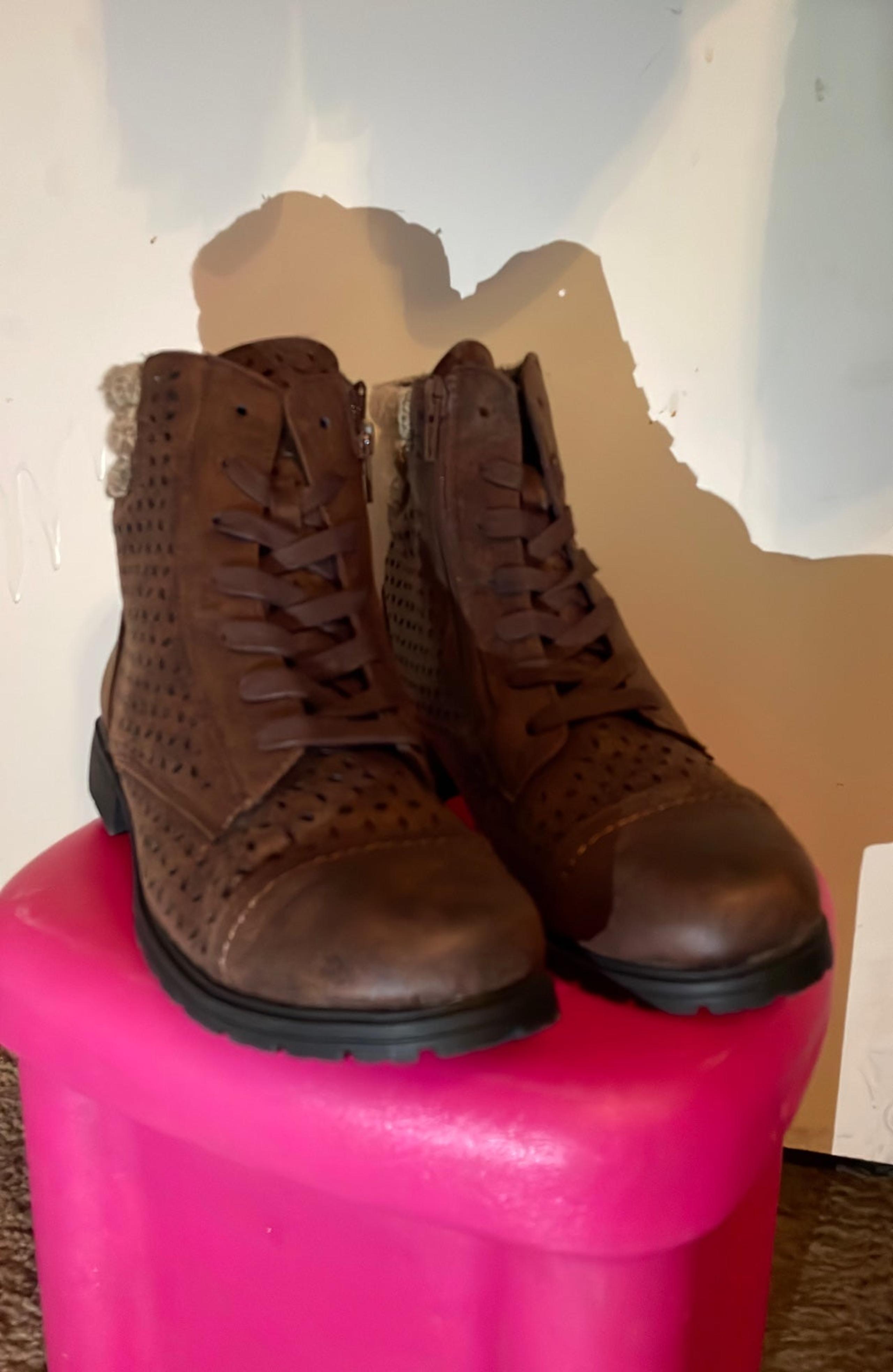 boots size 9