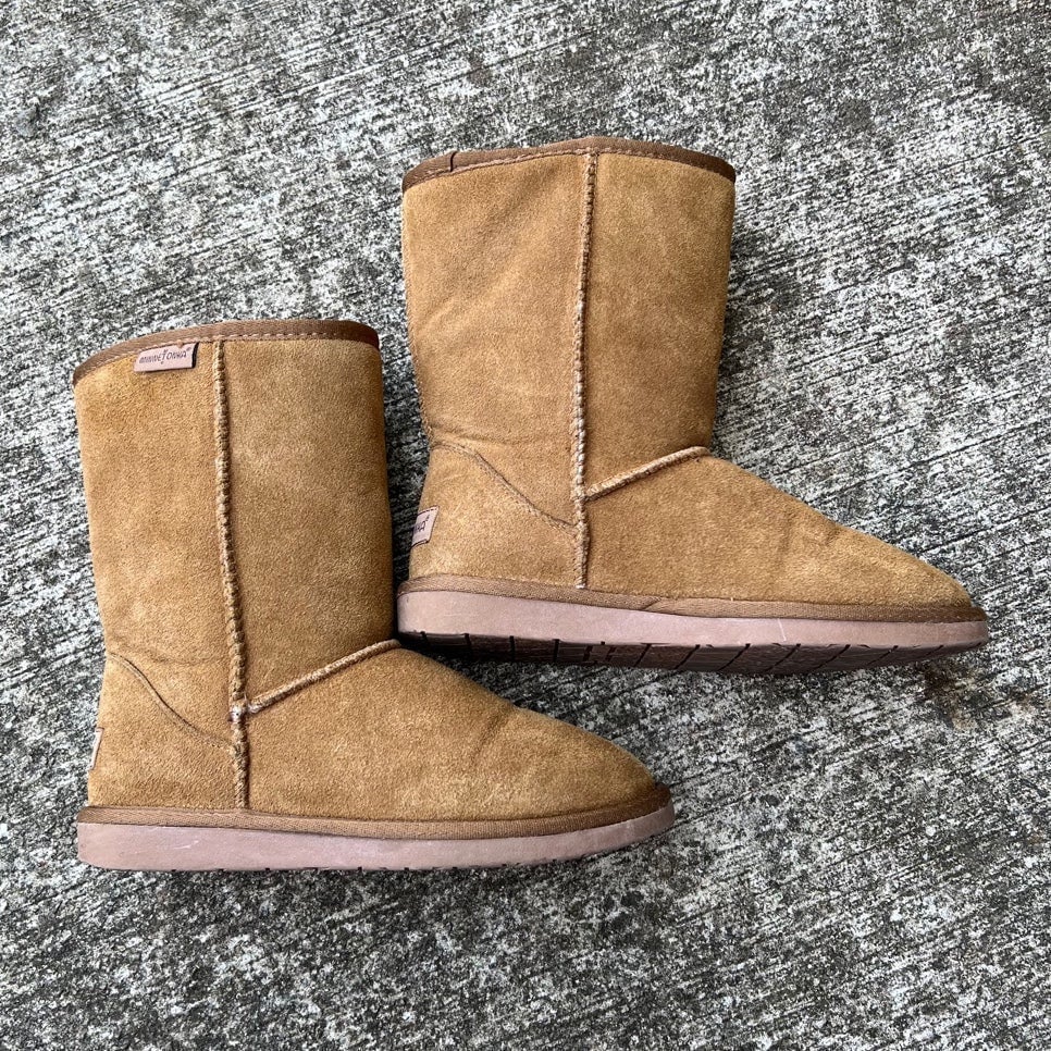 Minnetonka Women's Olympia Sheepskin Winter Boots Suede Upper Tan