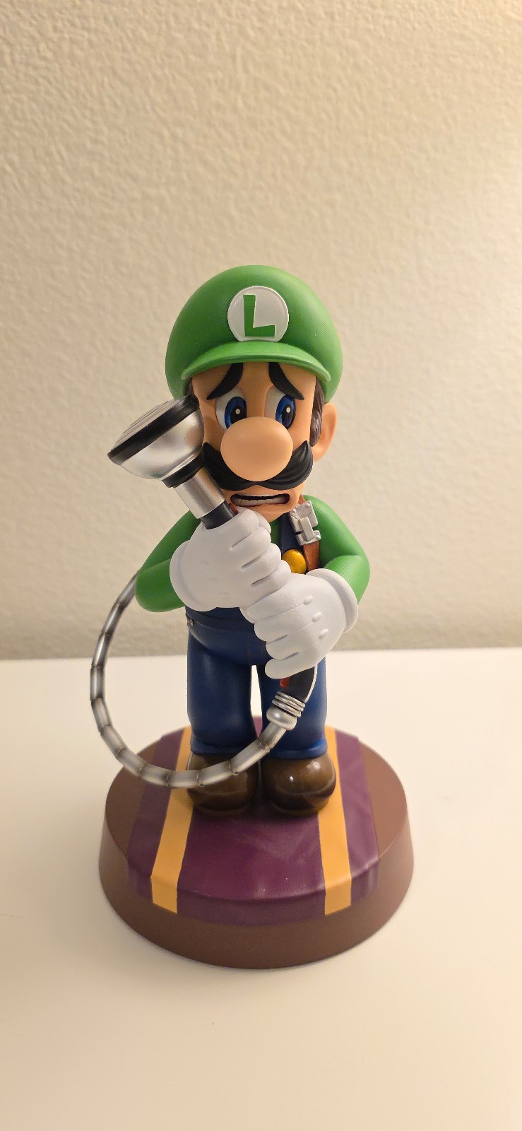 Luigi's Mansion 3 statue with box