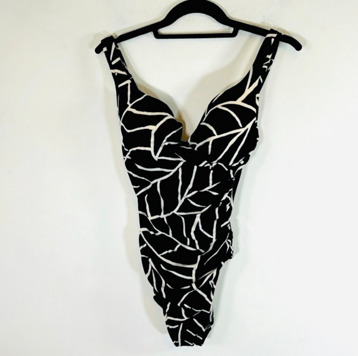 Miraclesuit One Piece Tummy Control Underwire Women’s Size 8 Stretch Swimsuit