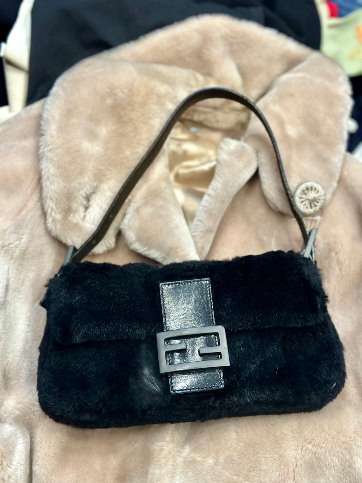 Ultra rare fendi mama baguette black rabbit fur shoulder bag authentic