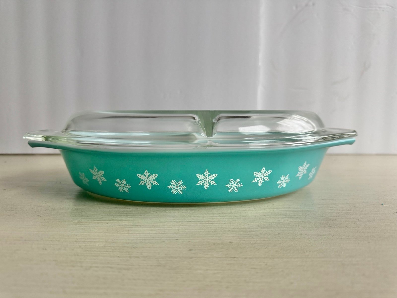 Vintage Pyrex Turquoise Blue Snowflake 1-1/2 Quart Divided Casserole Dish w/ Lid
