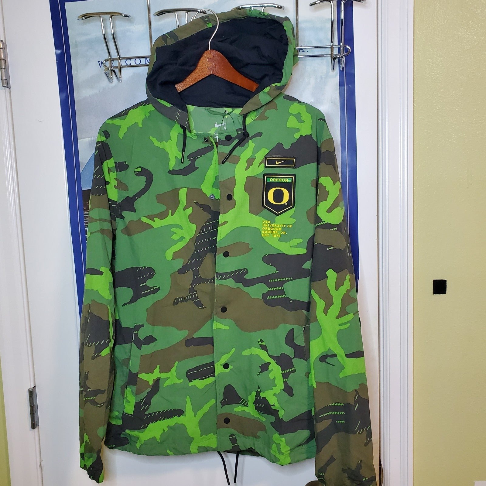 Medium - Nike College Oregon Men's Lightweight Army Camo Hood Jacket DN1720-328