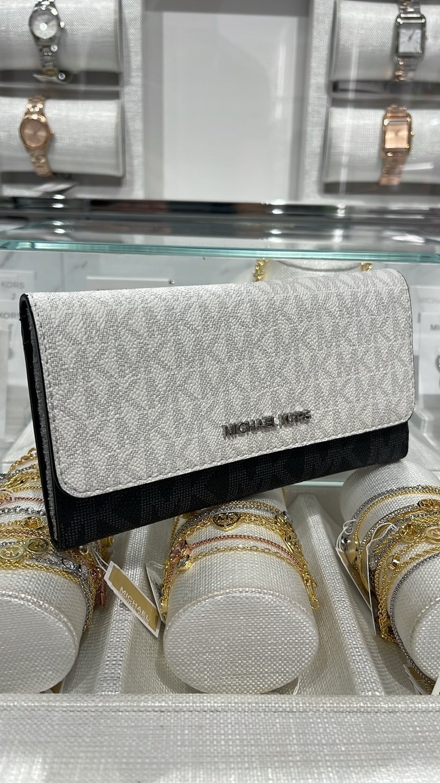 Michael Kors Jet Set Large Logo Trifold Wallet
Optic White Multi NWT