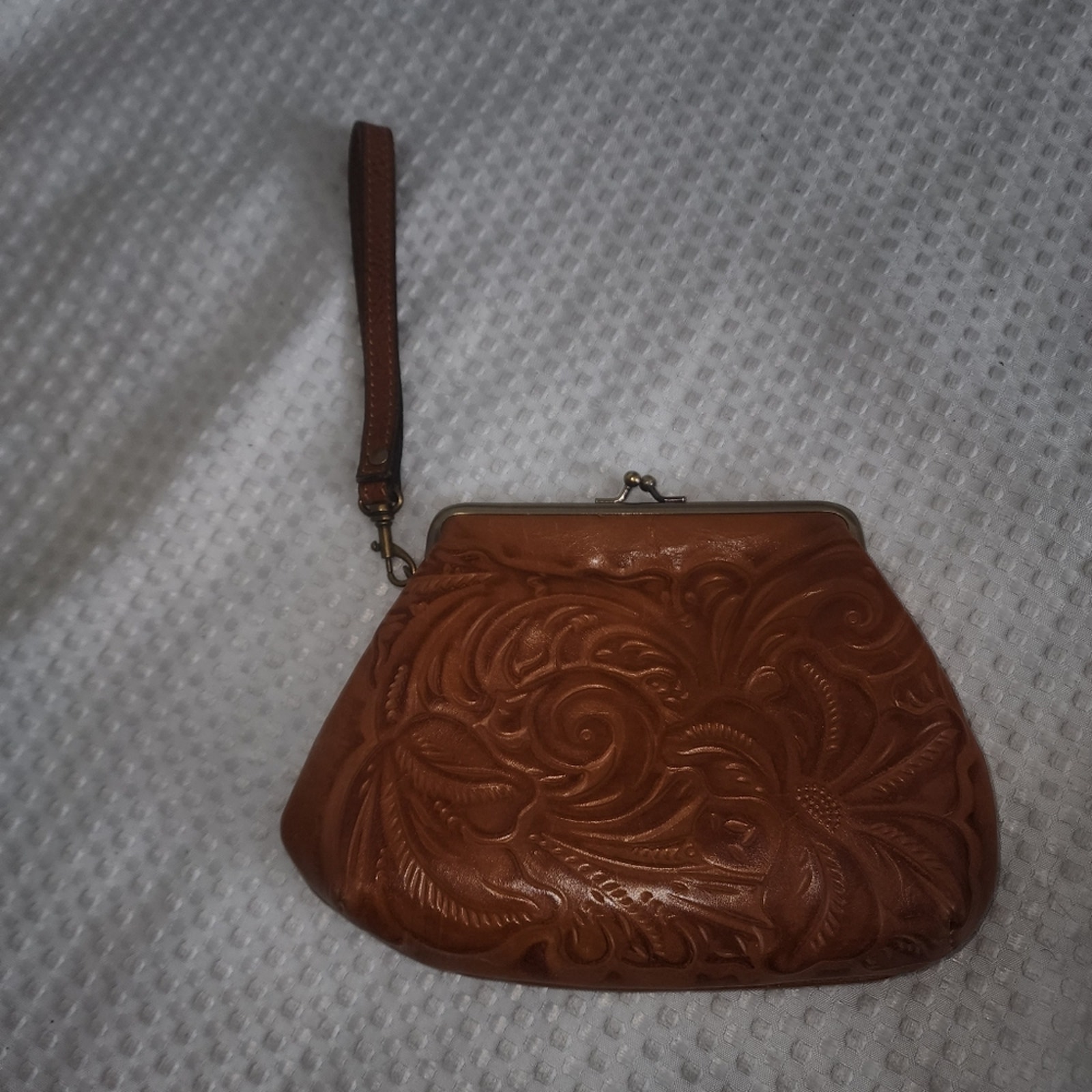 PATRICIA NASH EUC SAVENA BURNISHED TOOLED LEATHER KISSLOCK WRISTLET