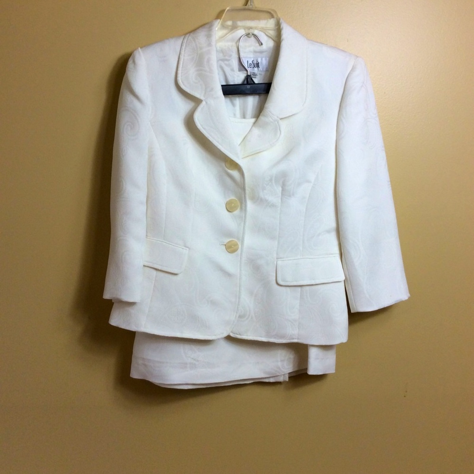 Le Suit 2 piece off-white 3/4 sleeves skirt suit. Size 12.