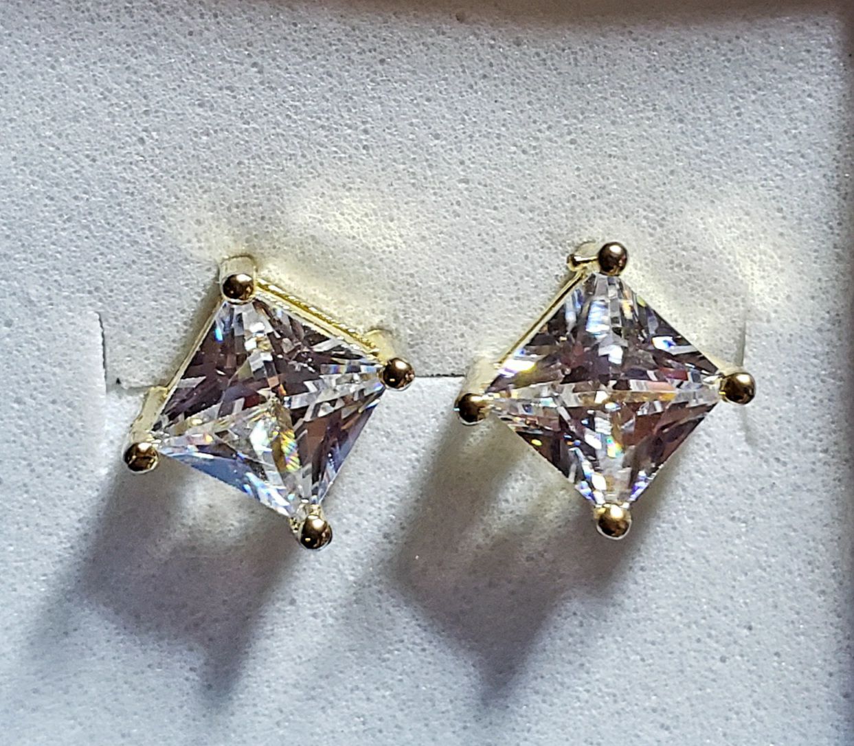14K YG 3CTW PRINCESS CUT SAPPHIRE STUD E