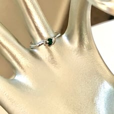 Vintage Emerald green silver tone Ring Size 5.5