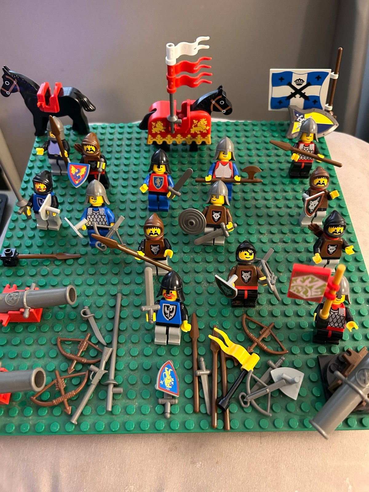 Lego knight lot 15 men, horses, extra weapons & more
