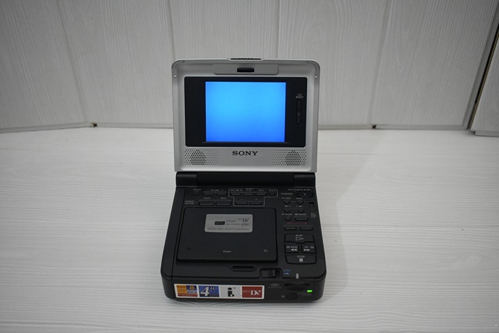 Sony GV-D1000 NTSC Portable Digital Video Cassette Recorder MiniDV Video Walkman