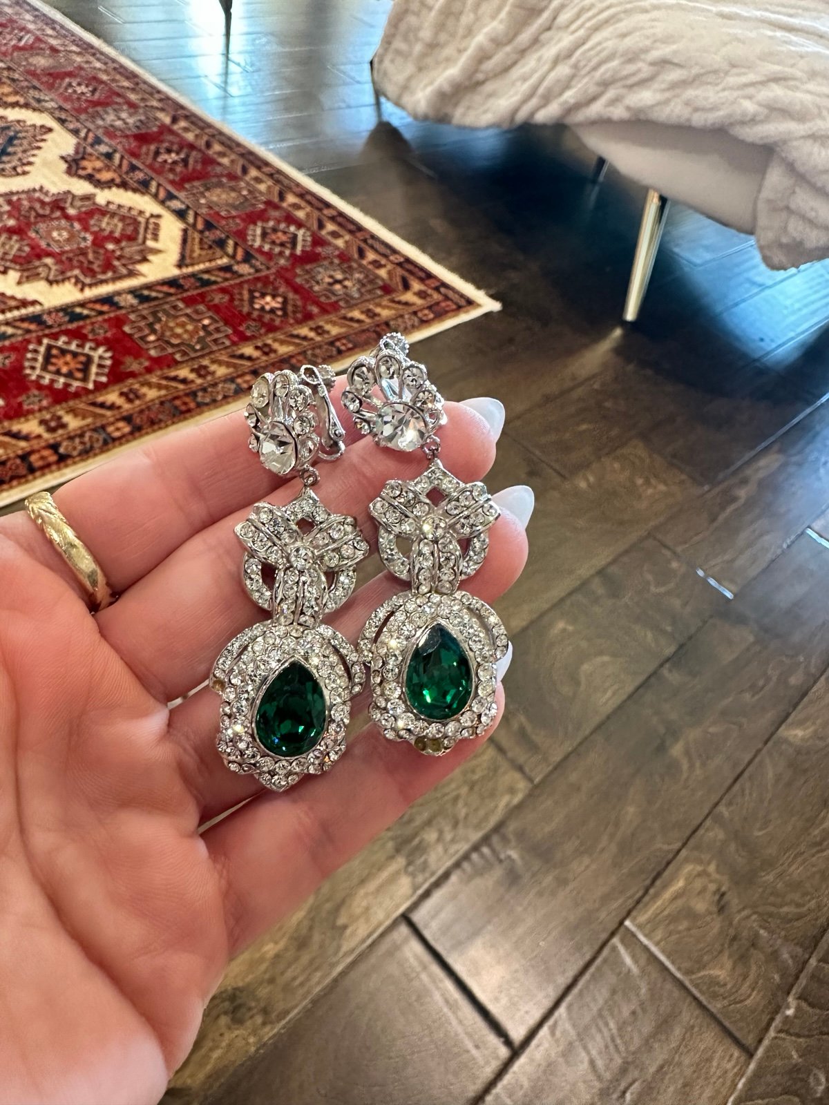 Dangle Clip-on Vintage Emerald earrings - detail