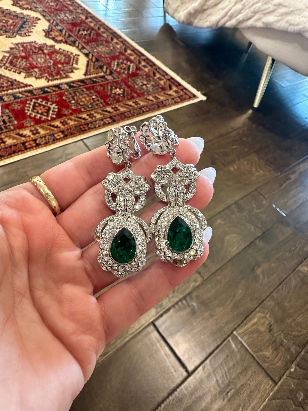 Dangle Clip-on Vintage Emerald earrings - detail
