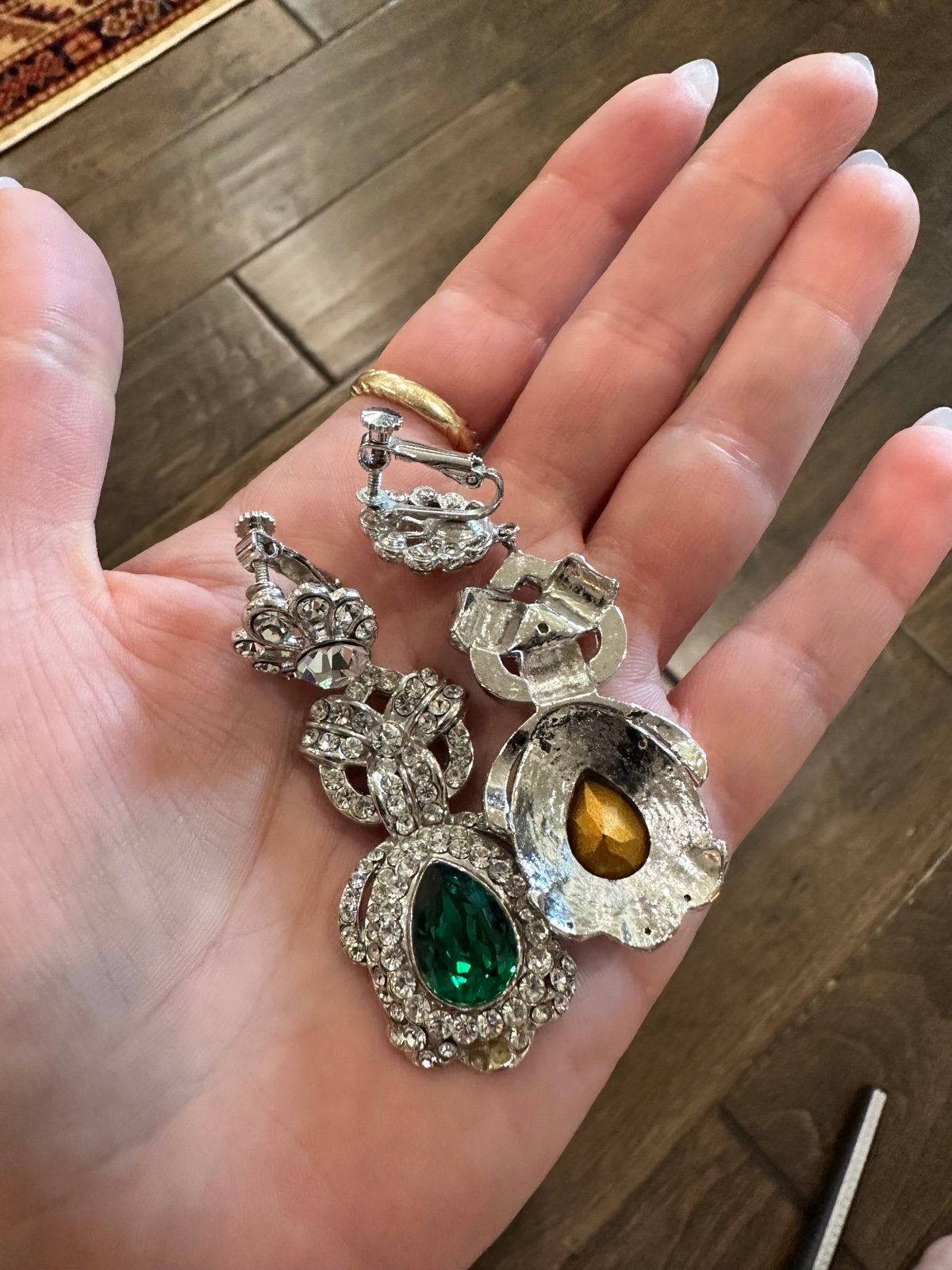 Dangle Clip-on Vintage Emerald earrings - detail