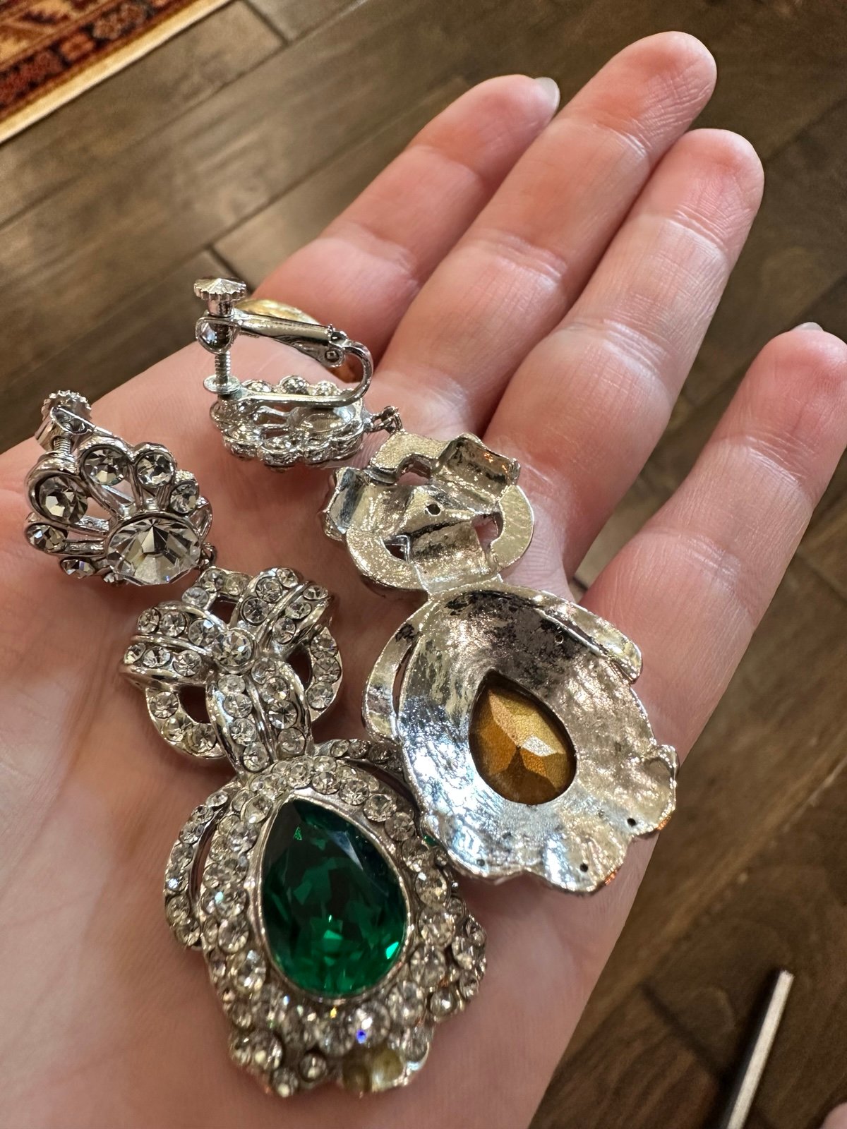 Dangle Clip-on Vintage Emerald earrings - detail