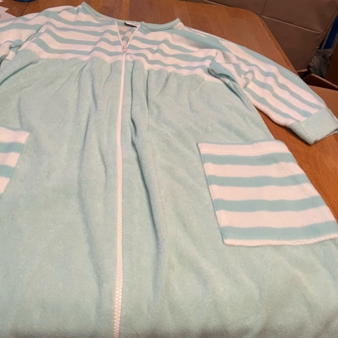 Amanda Stewart intimates mid-sleeve robe, size Medium.