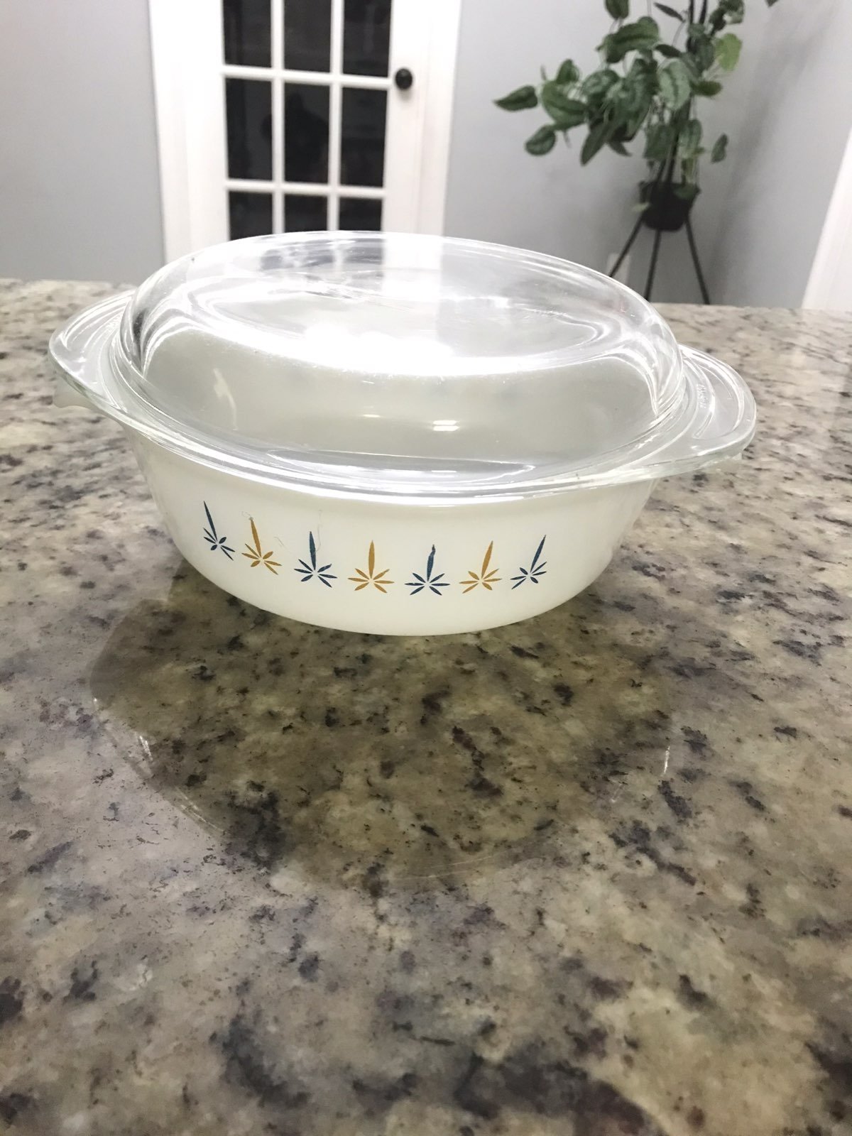 Pyrex coverd caserole 1 Qqt