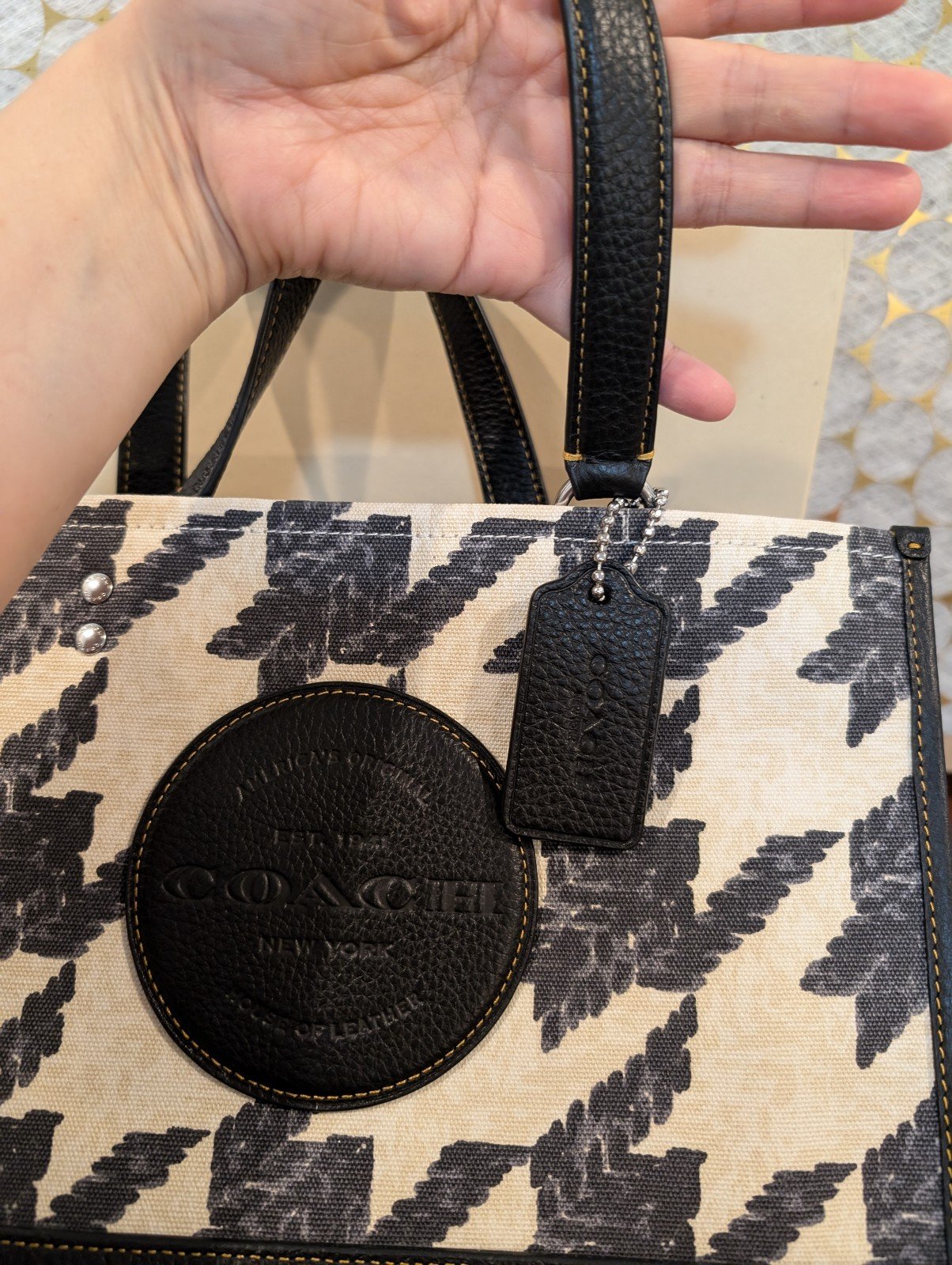 ★完売必須★COACH Dempsey Tote 22 PatchBag Houndstooth Print Coach Dempsey Tote 22 With Houndstooth Print And Patch