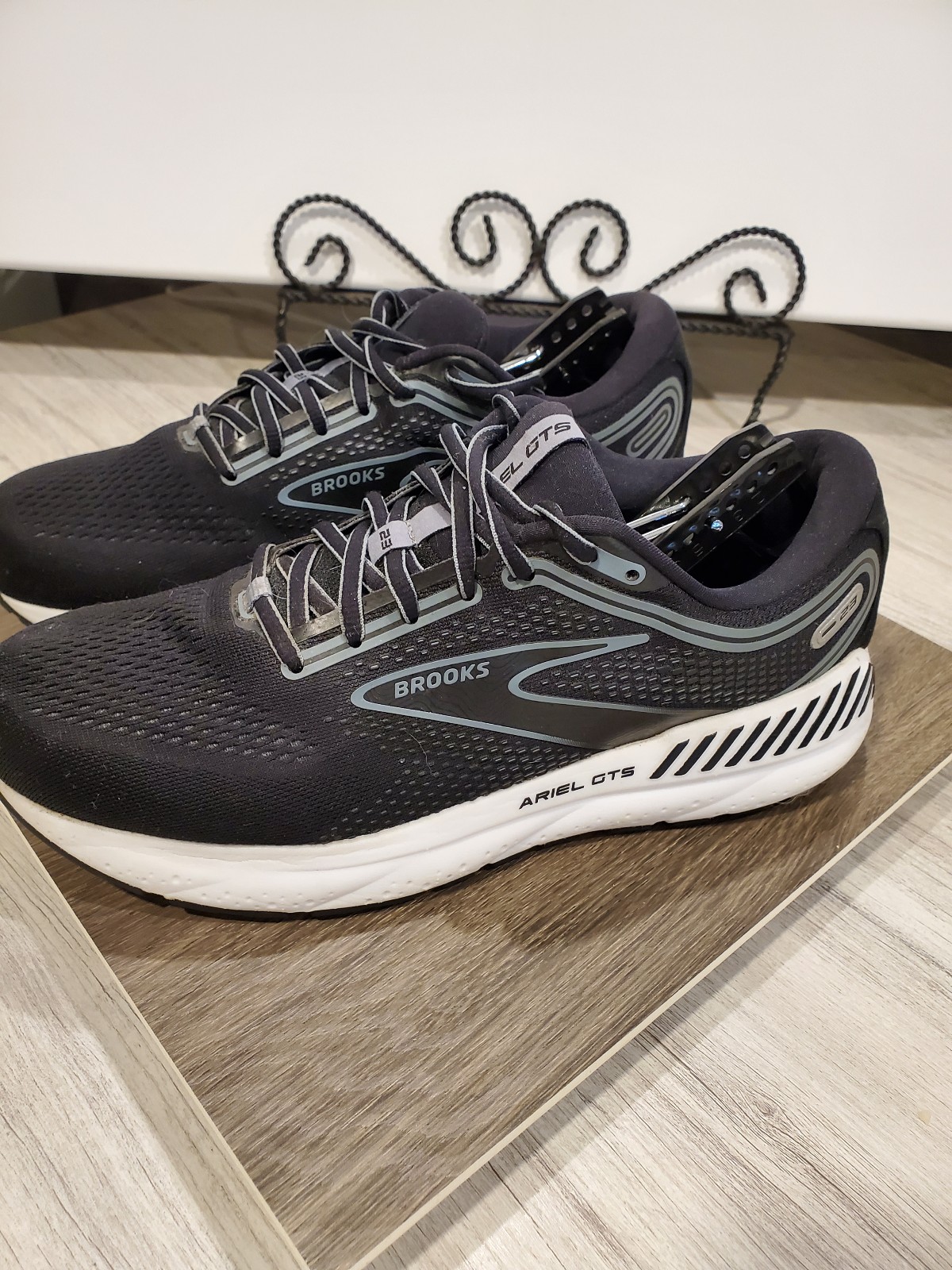 Brooks Ariel GTS 23 Womens Running Shoes Size 10.5