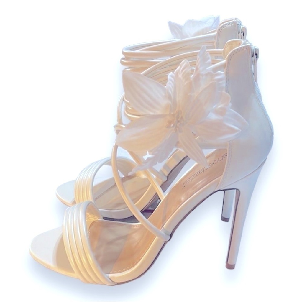 Shoe Dazzle Camilla White High Heel Sandals Women’s Size 9.5 White Flower 5”