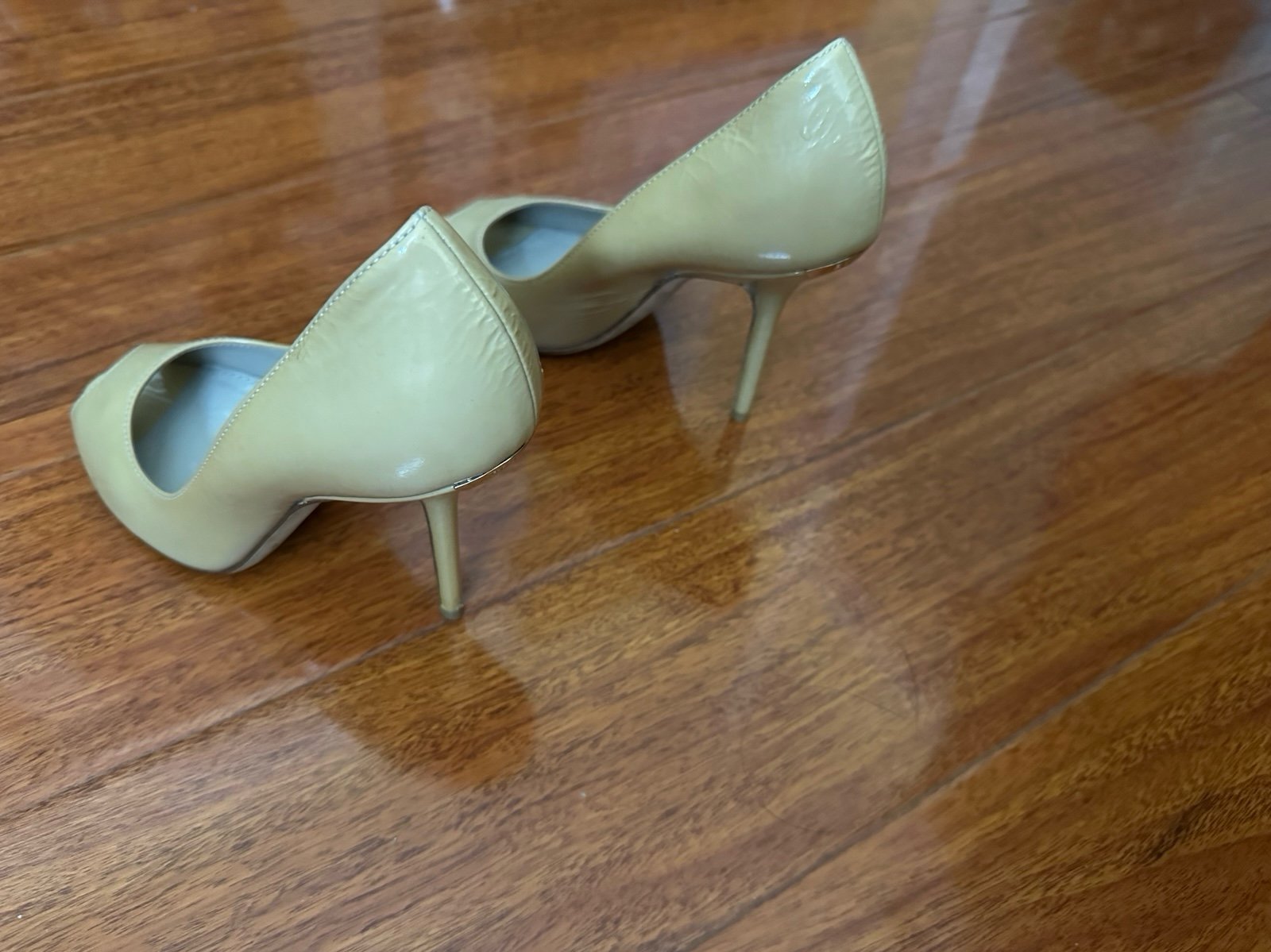 Burbury Patent leather heels in yellow Sz:Eu 35
