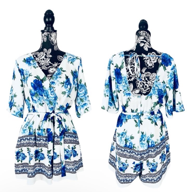 Trixxi white/blue floral pattern loose fit stretch romper size large